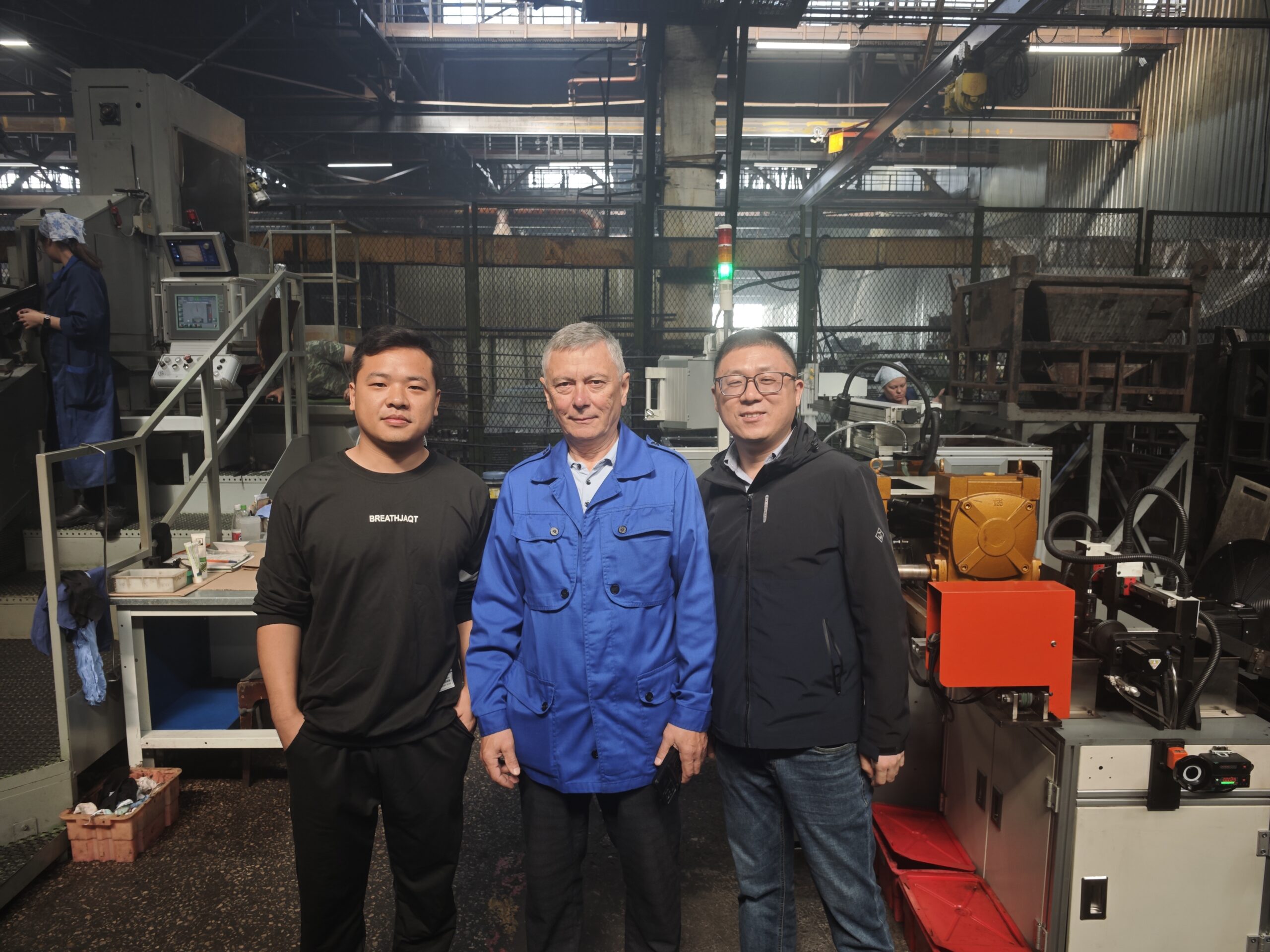 How to make good bolt with straightener equipment &mdash; engineers reviewing the correction process on a straightening line in the production workshop