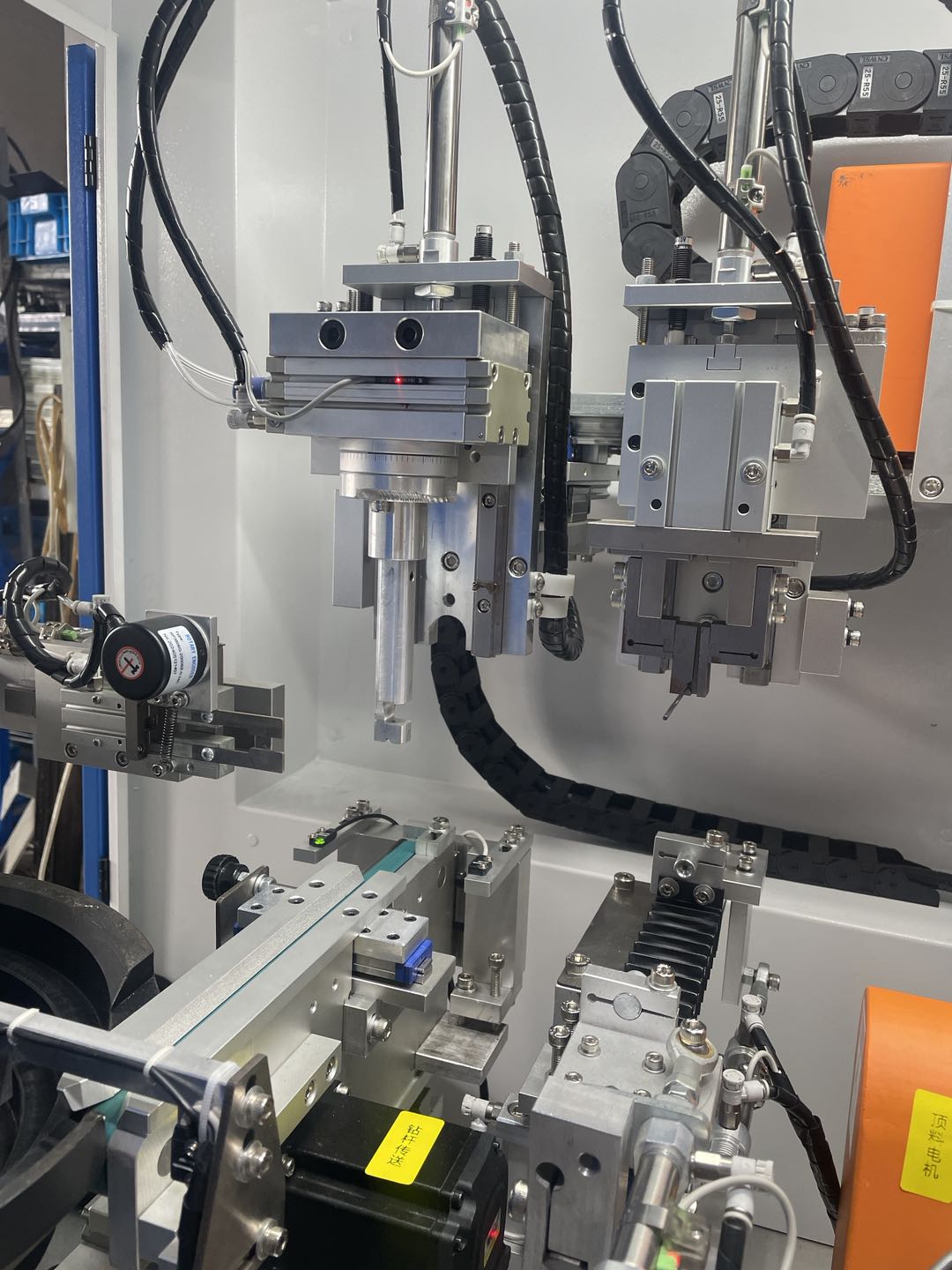 Measurement and correction tooling inside the small medical drill straightening machine