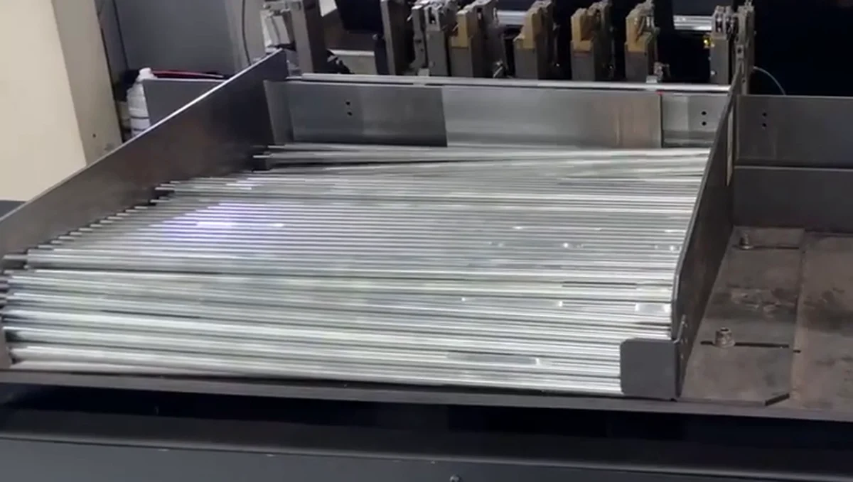 Cylindrical steel stock arranged in the feeding tray of a straightening machine