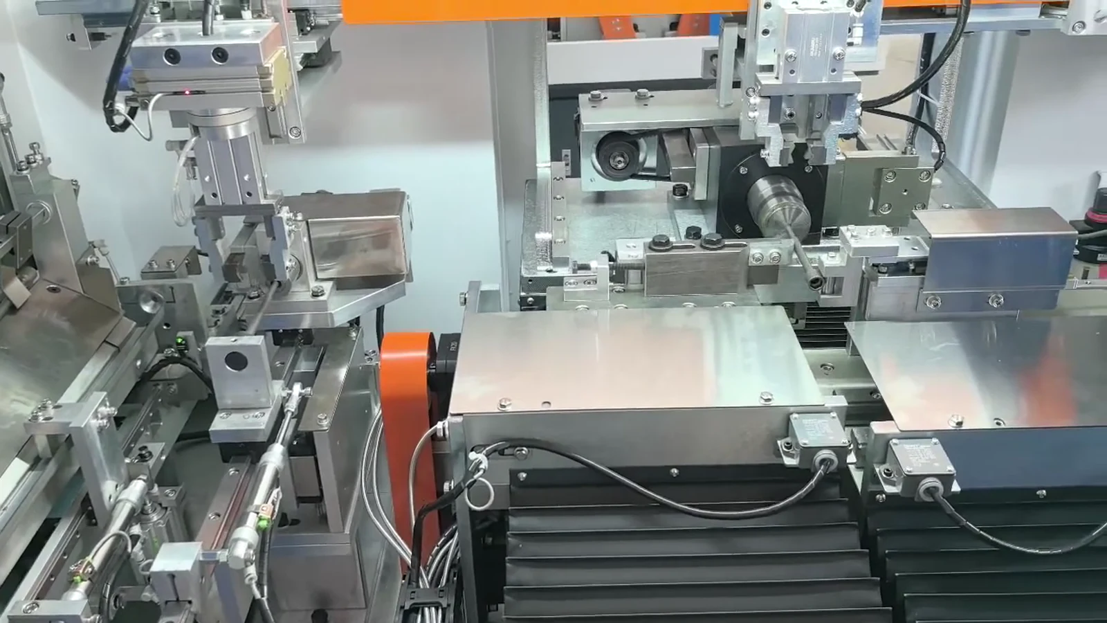 Automatic transfer and orientation station for power tool extension bars