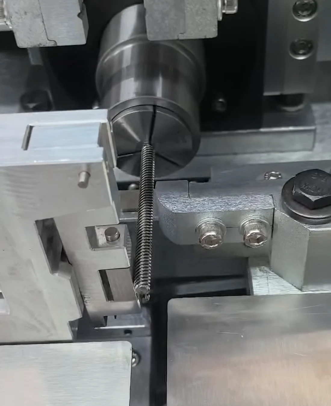 Support and correction tooling around a slender lead screw