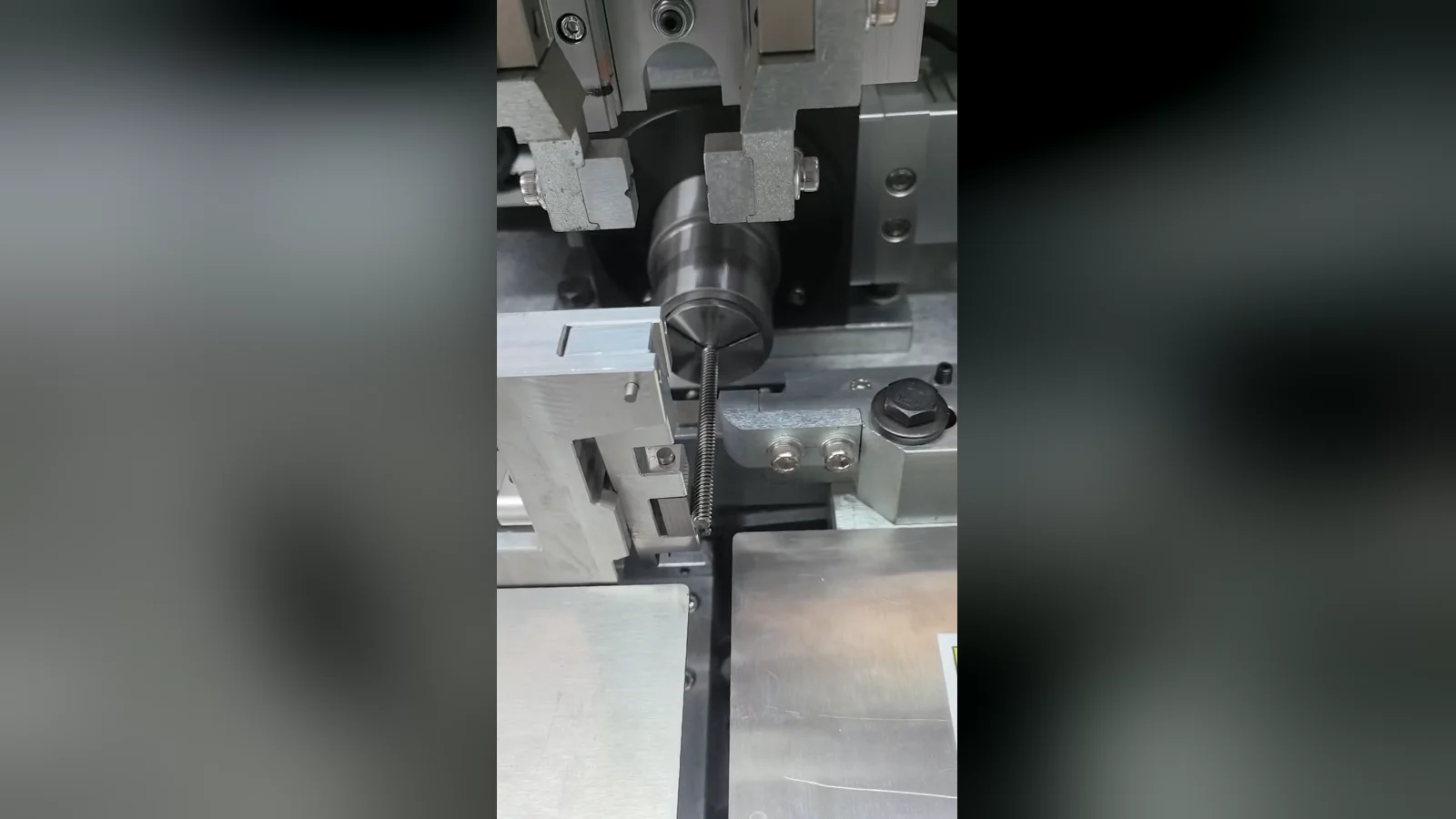 Threaded lead screw positioned in a compact straightening station