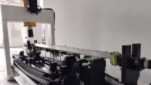 Lang vloeistofkoelspruitstuk geplaatst in een automatische richtmachine
