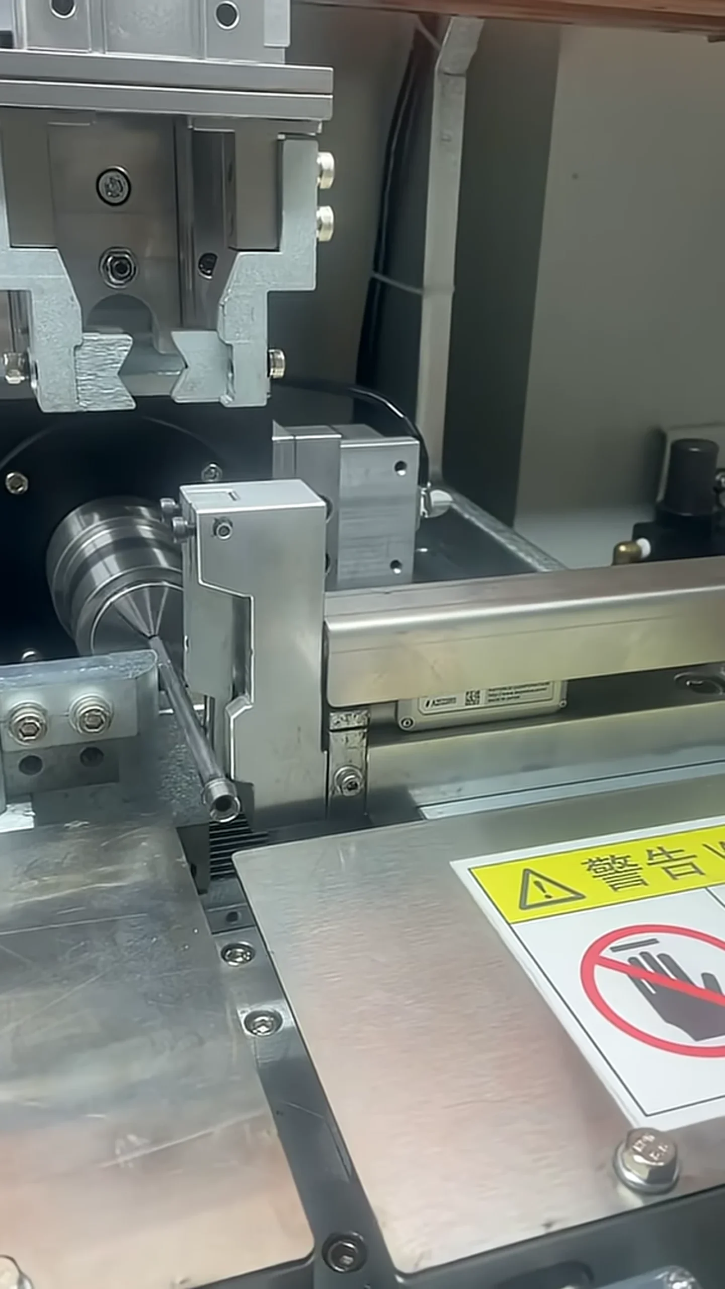 Dedicated fixture and measuring arrangement for a toothed medical drill component