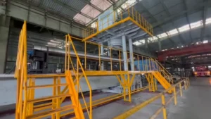 Zware hydraulische pers die een naadloze stalen buis met een grote diameter rechtmaakt