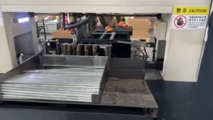 Automatic straightening machine with a batch of cylindrical steel shaft or bar stock
