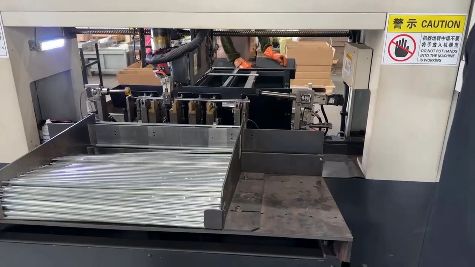 Automatic straightening machine with a batch of cylindrical steel shaft or bar stock