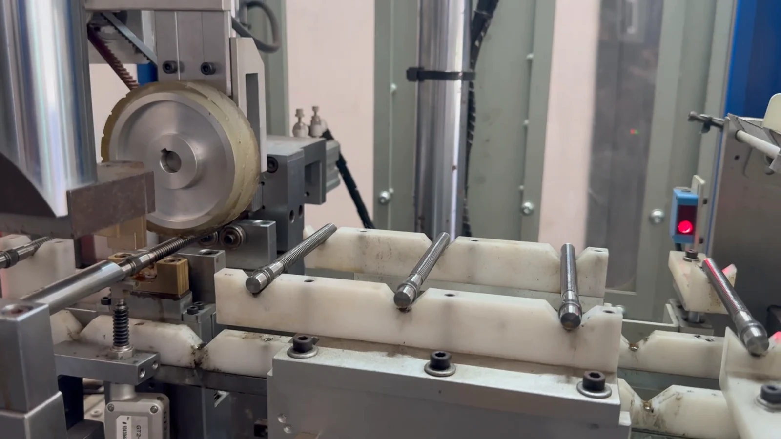 Worm shaft correction station with support tooling and rotating wheel