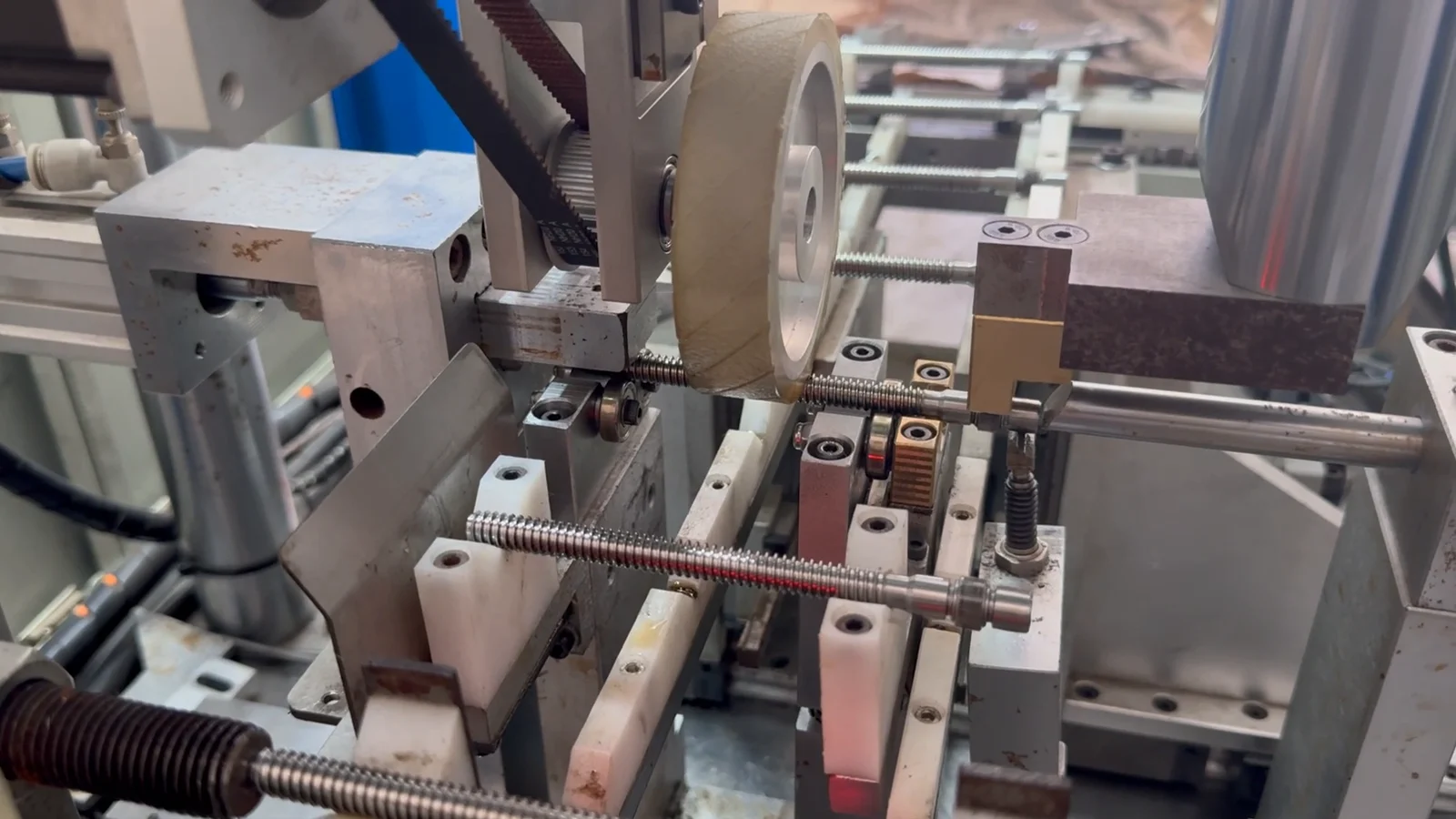 Worm shafts in an automatic measuring and press-straightening station